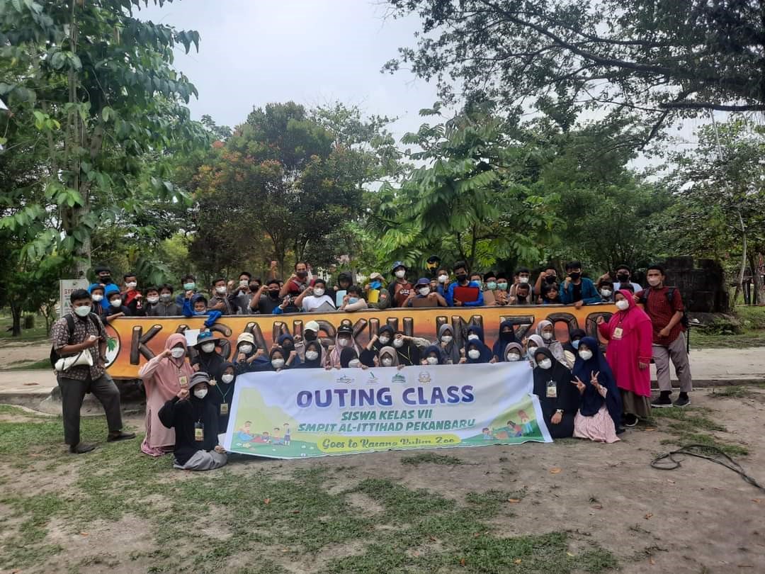 Outing Class Siswa Kelas VII SMPIT Al-Ittihad Goes to Kasang Kulim Zoo